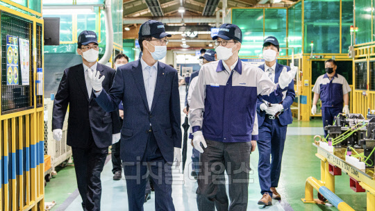 방문규 수출입은행장(사진 앞줄 왼쪽)이 자동차부품업계의 애로사항을 듣기 위해 15일 오후 경북 영천 소재 자동차 섀시 제조업체 화신을 찾아 관계자의 설명을 듣고 있다(사진제공=수출입은행).